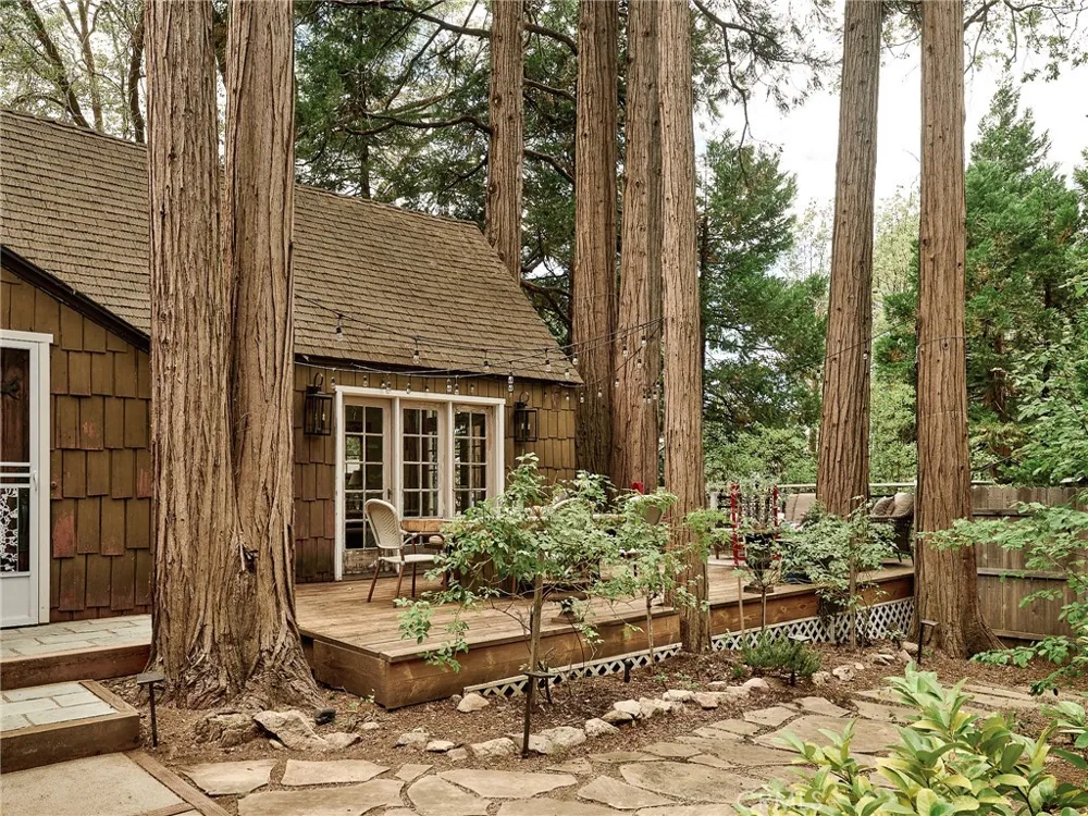 255 Hemlock Lake Arrowhead, CA 92352