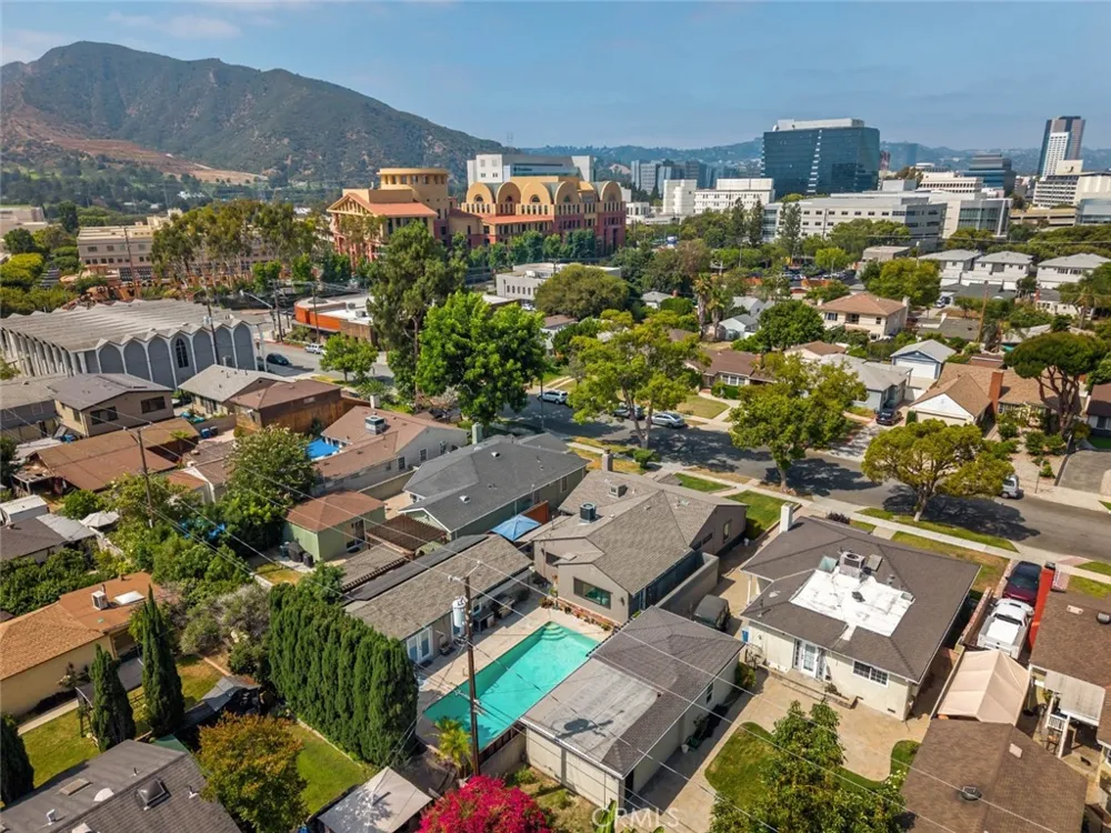 322 S Lincoln Street Burbank, CA 91506