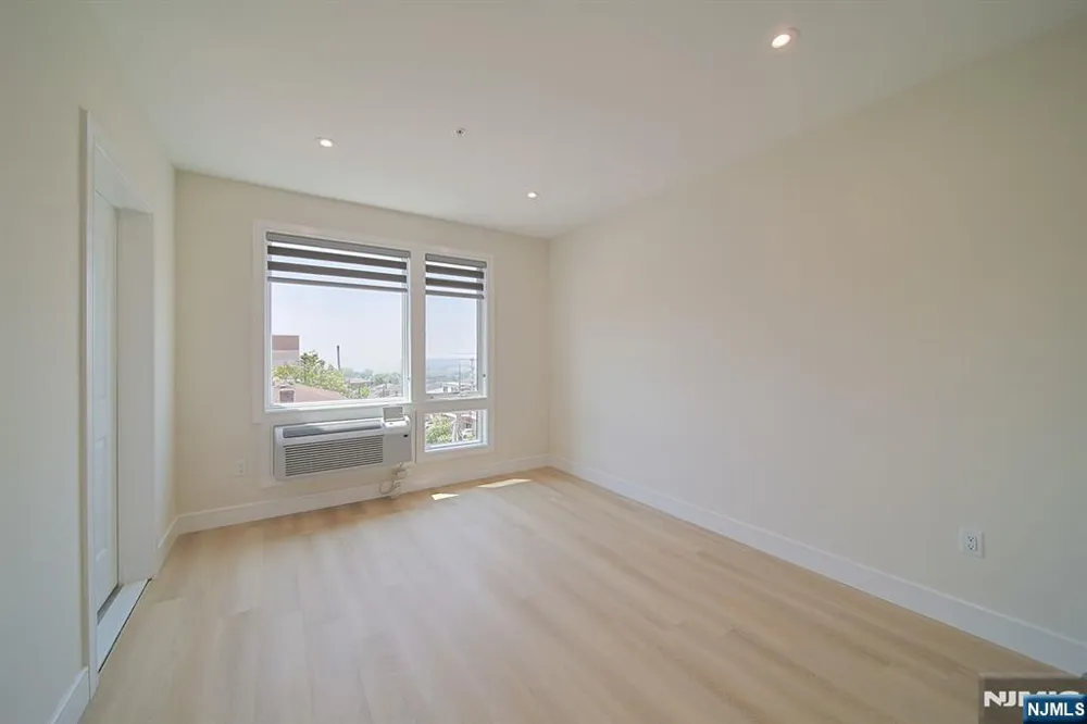 401 E Central Boulevard 4B Palisades Park, NJ 07650