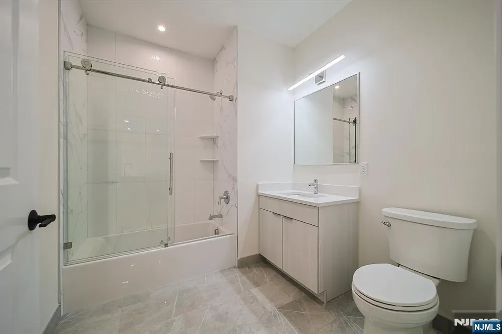 401 E Central Boulevard 4B Palisades Park, NJ 07650