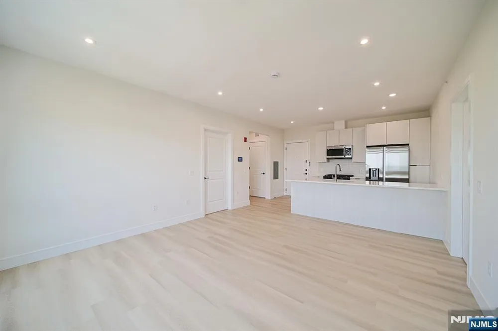 401 E Central Boulevard 4B Palisades Park, NJ 07650