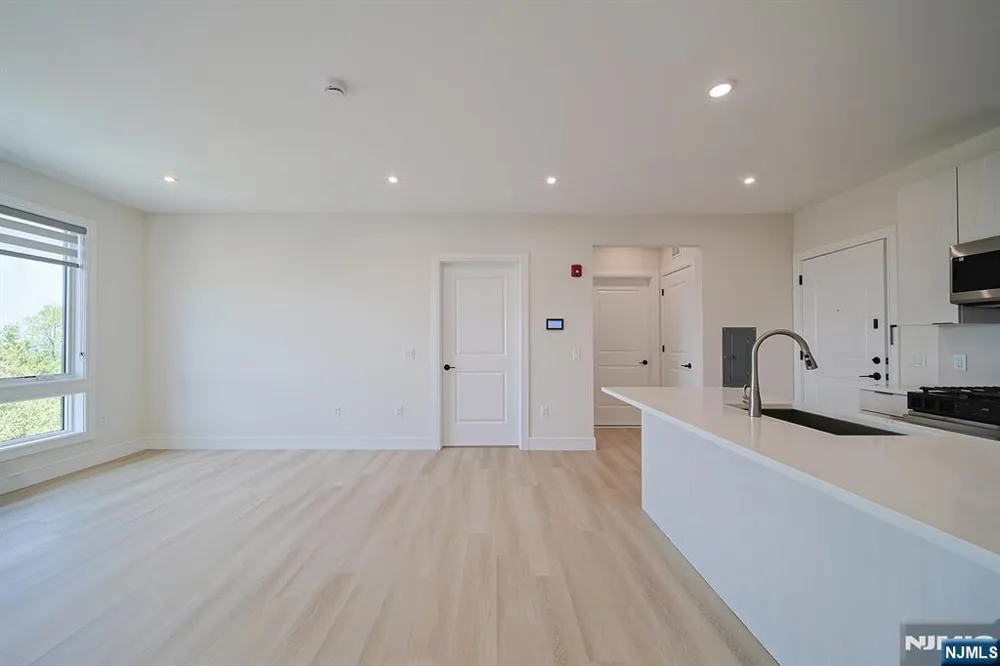 401 E Central Boulevard 4B Palisades Park, NJ 07650