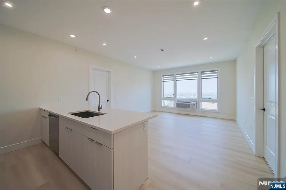 401 E Central Boulevard 4B Palisades Park, NJ 07650