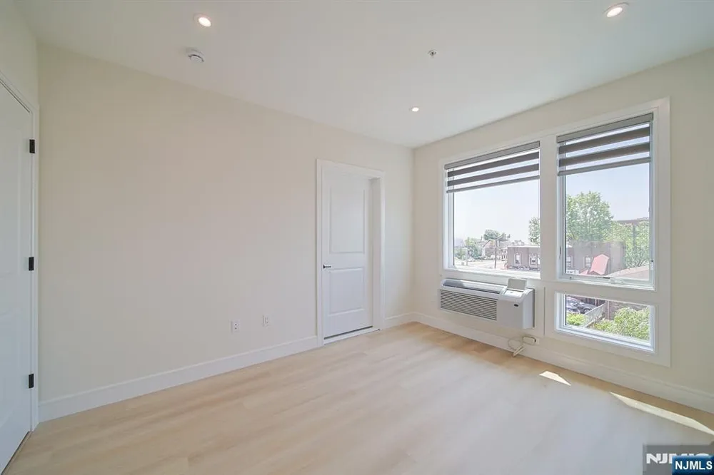 401 E Central Boulevard 4B Palisades Park, NJ 07650