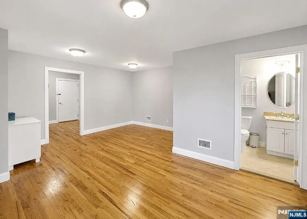 461 5TH B Palisades Park, NJ 07650