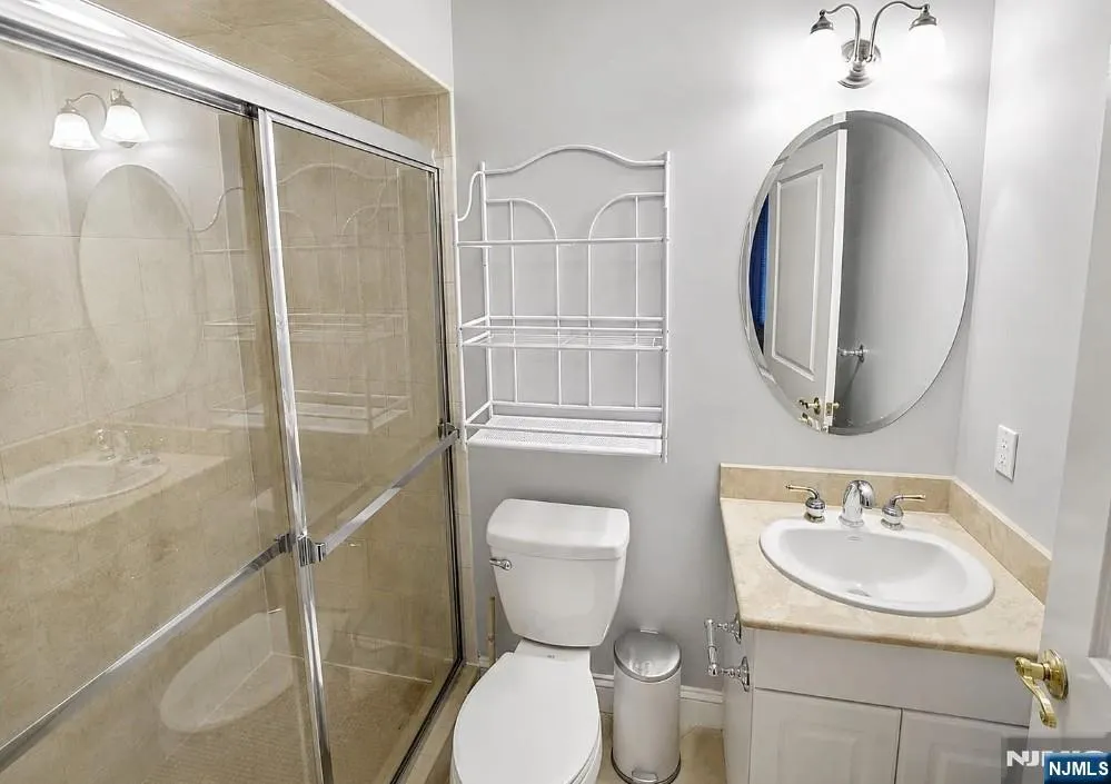 461 5TH B Palisades Park, NJ 07650