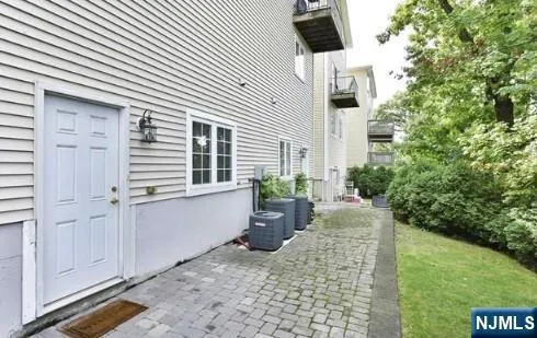 461 5TH B Palisades Park, NJ 07650
