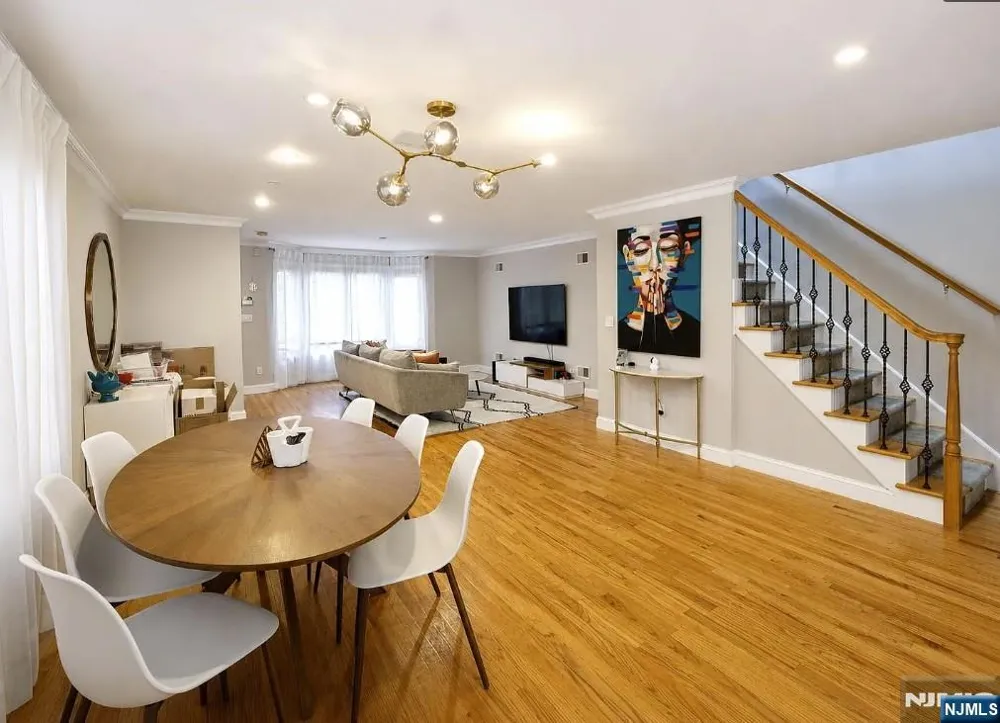 461 5TH B Palisades Park, NJ 07650