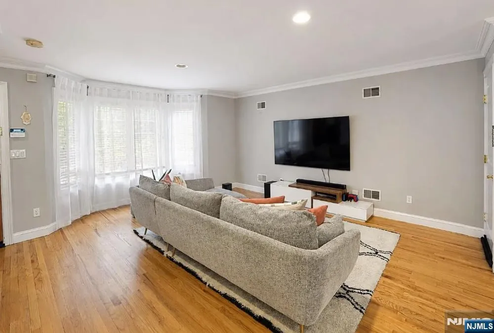 461 5TH B Palisades Park, NJ 07650