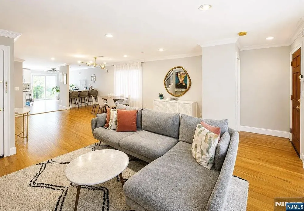461 5TH B Palisades Park, NJ 07650