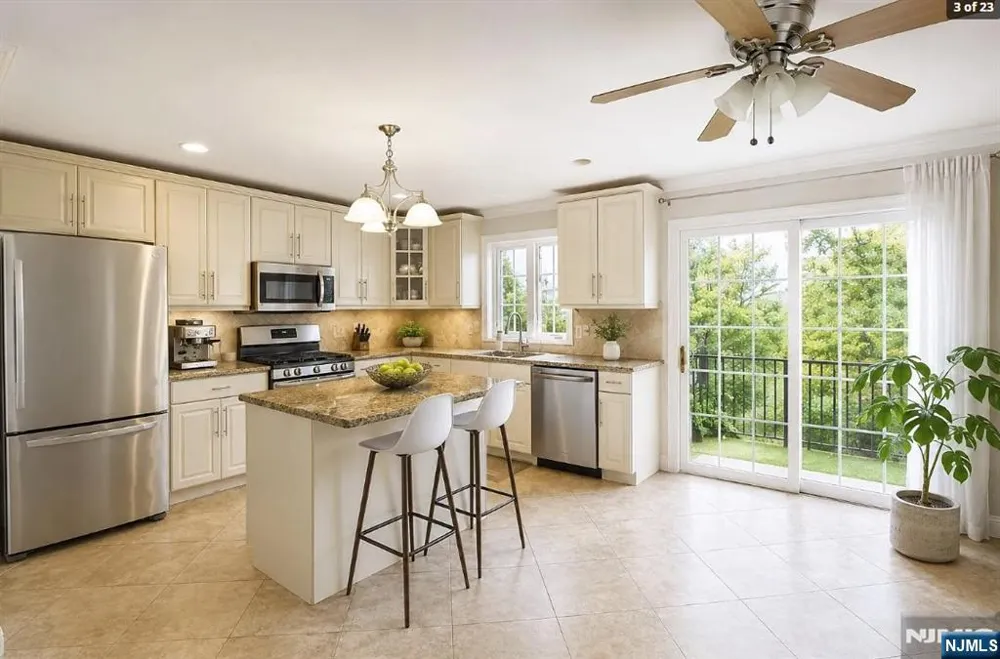 461 5TH B Palisades Park, NJ 07650