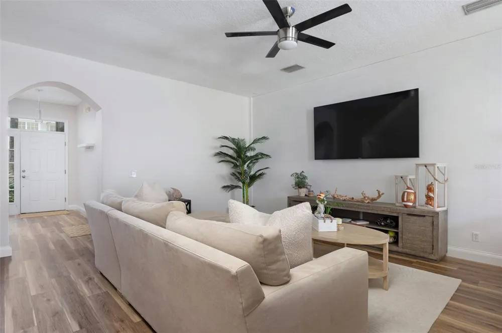 570 VALLANCE WAY NE St Petersburg, FL 33716