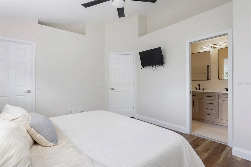 570 VALLANCE WAY NE St Petersburg, FL 33716