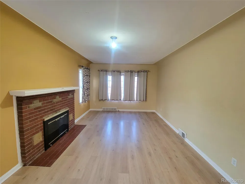 8238 Fisher Avenue Warren City, MI 48089