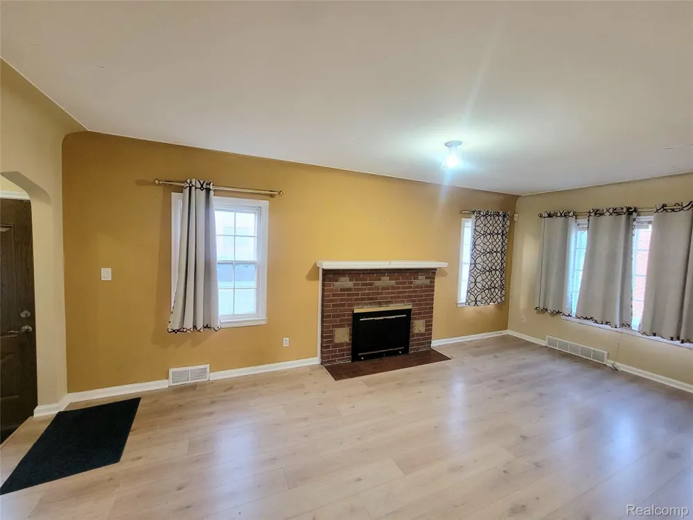 8238 Fisher Avenue Warren City, MI 48089