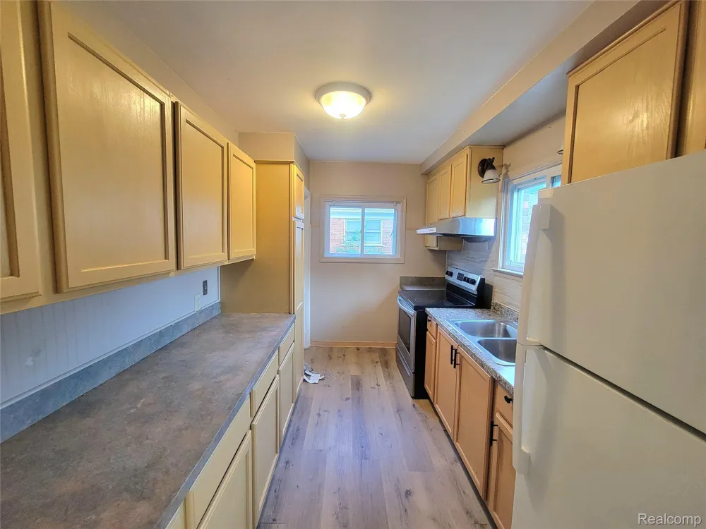 8238 Fisher Avenue Warren City, MI 48089