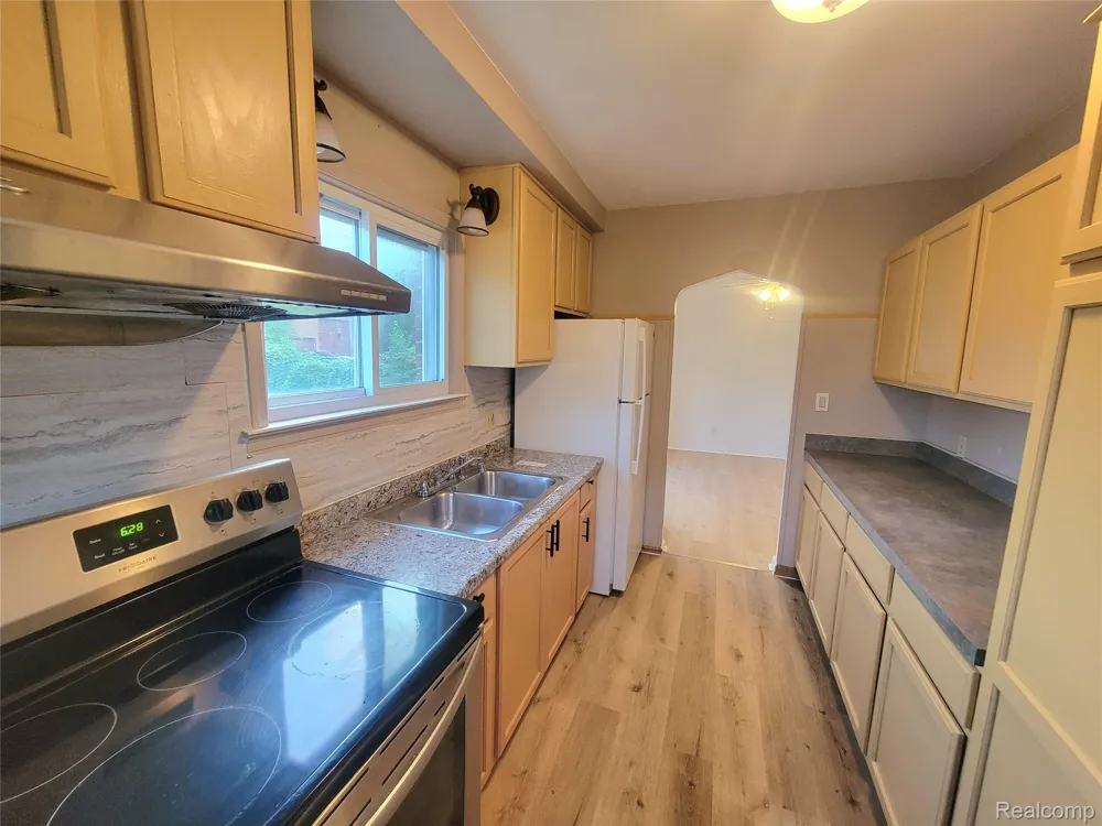 8238 Fisher Avenue Warren City, MI 48089