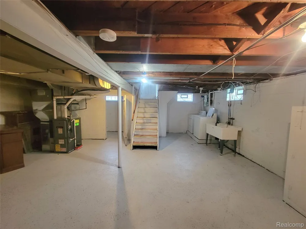 8238 Fisher Avenue Warren City, MI 48089