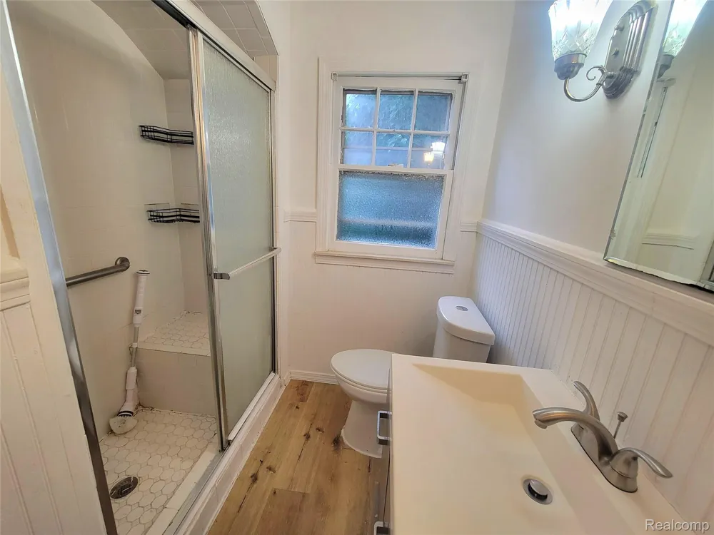 8238 Fisher Avenue Warren City, MI 48089