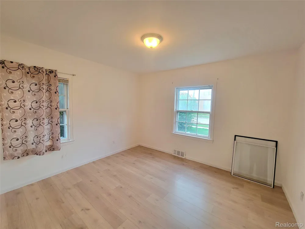 8238 Fisher Avenue Warren City, MI 48089