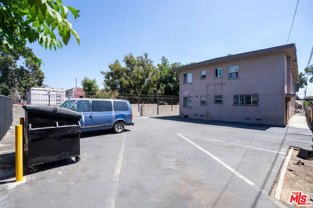 1433 E 61st Street Los Angeles, CA 90001