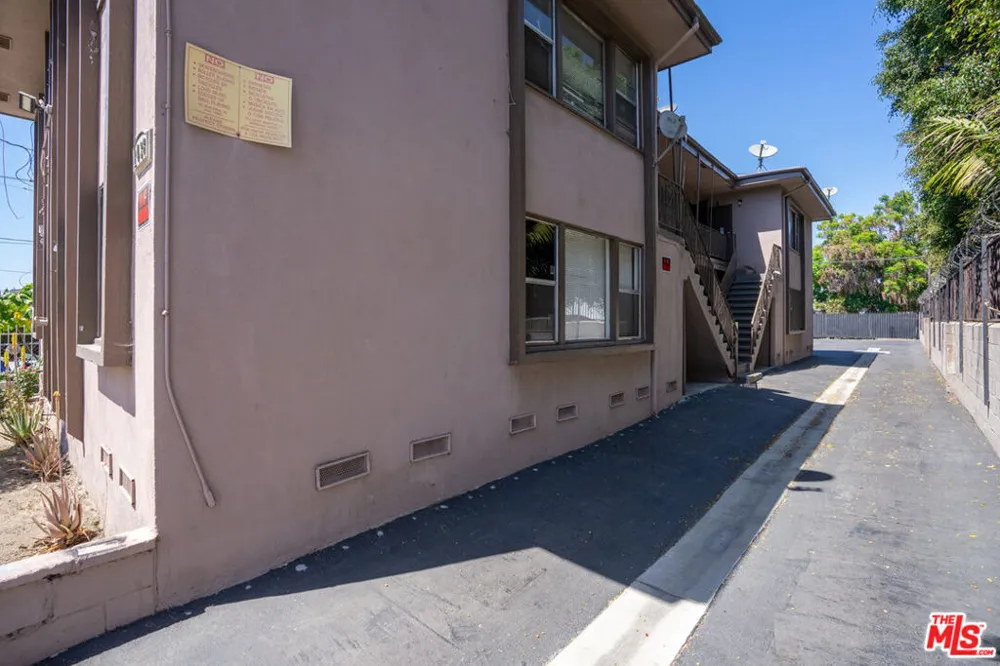 1433 E 61st Street Los Angeles, CA 90001