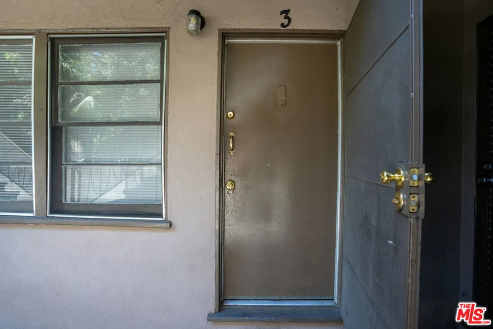 1433 E 61st Street Los Angeles, CA 90001
