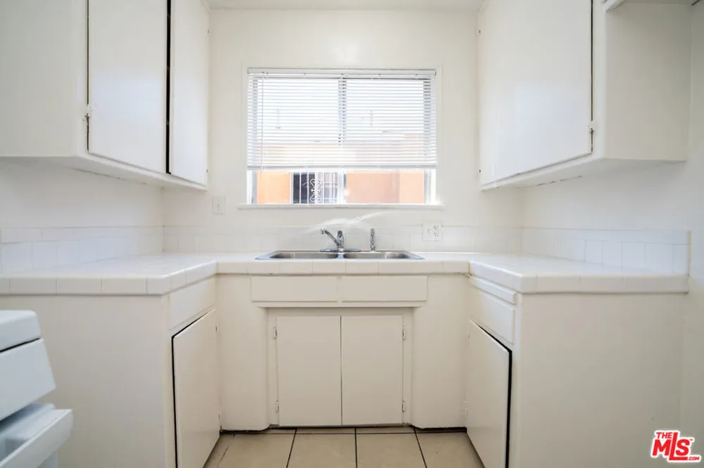 1433 E 61st Street Los Angeles, CA 90001