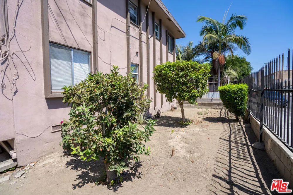 1433 E 61st Street Los Angeles, CA 90001