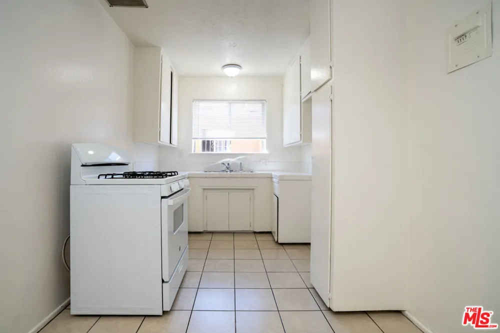 1433 E 61st Street Los Angeles, CA 90001