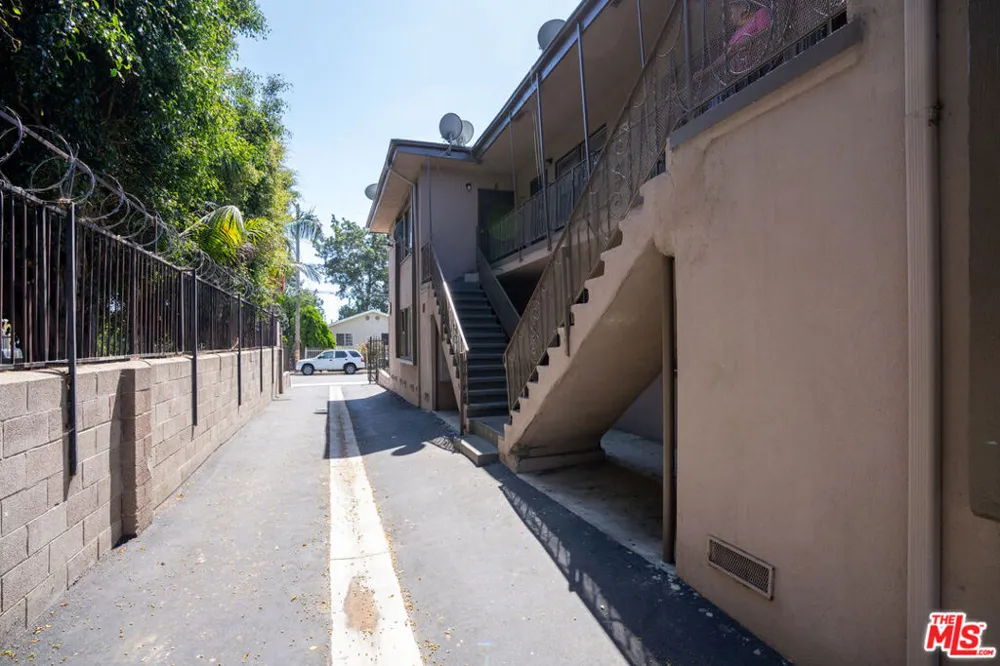 1433 E 61st Street Los Angeles, CA 90001