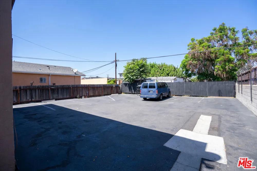 1433 E 61st Street Los Angeles, CA 90001