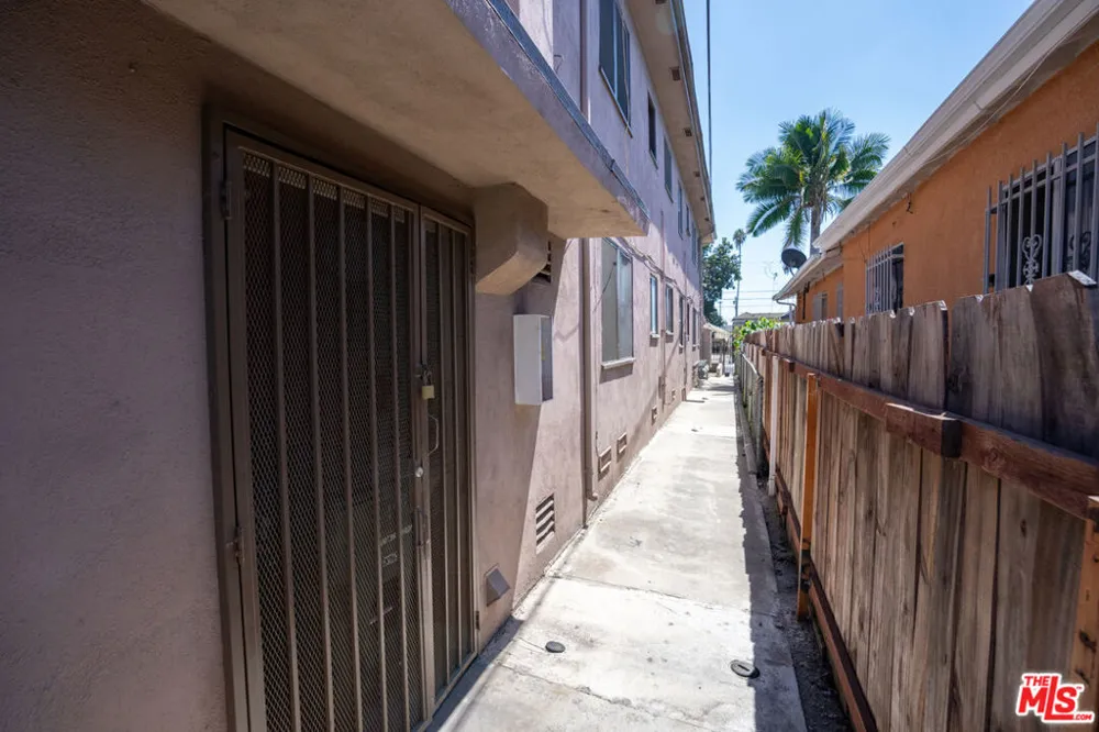 1433 E 61st Street Los Angeles, CA 90001