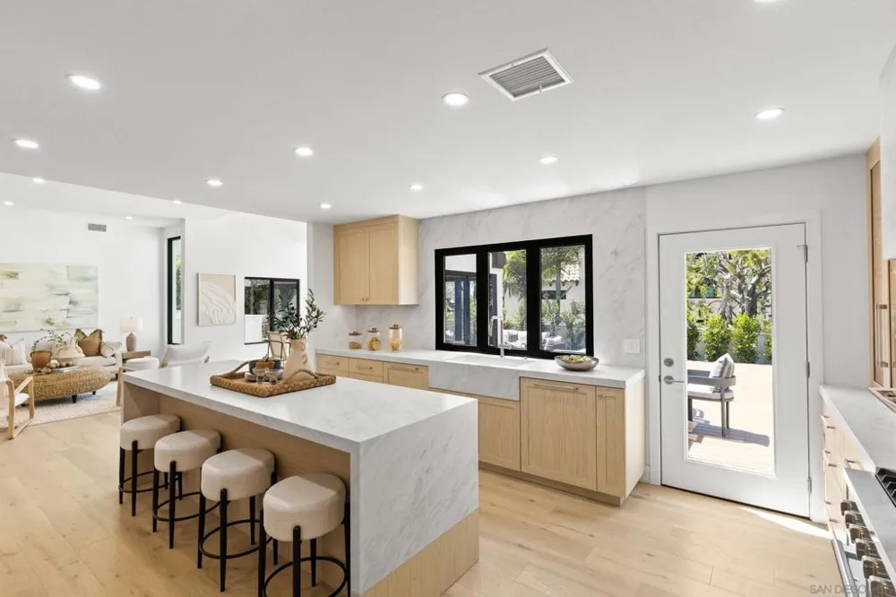 5912 La Jolla Blvd La Jolla, CA 92037