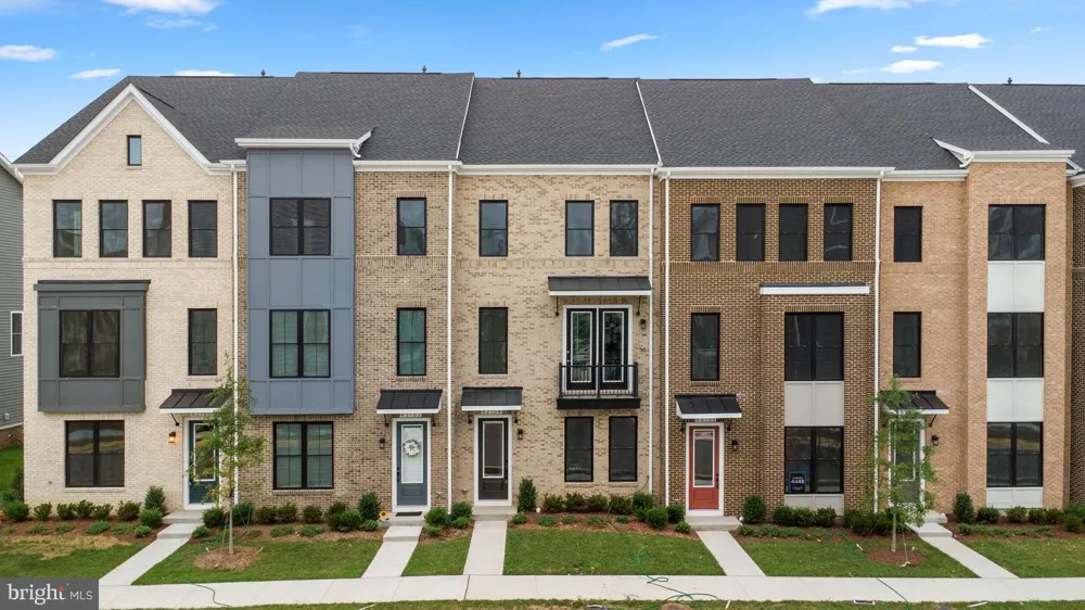 42104 PICASSO SQUARE Ashburn, VA 20148