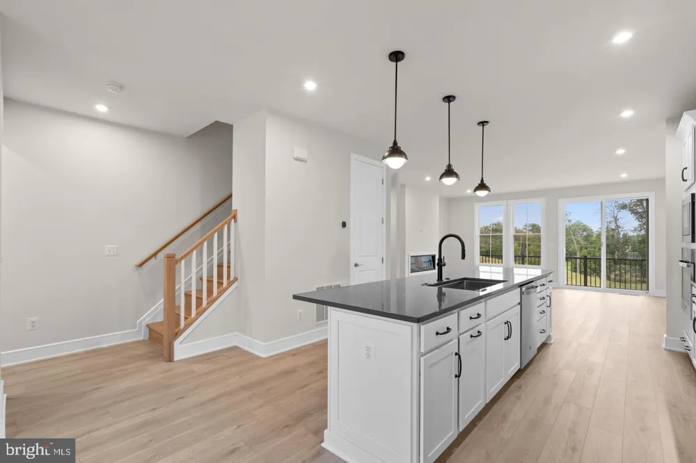 42104 PICASSO SQUARE Ashburn, VA 20148