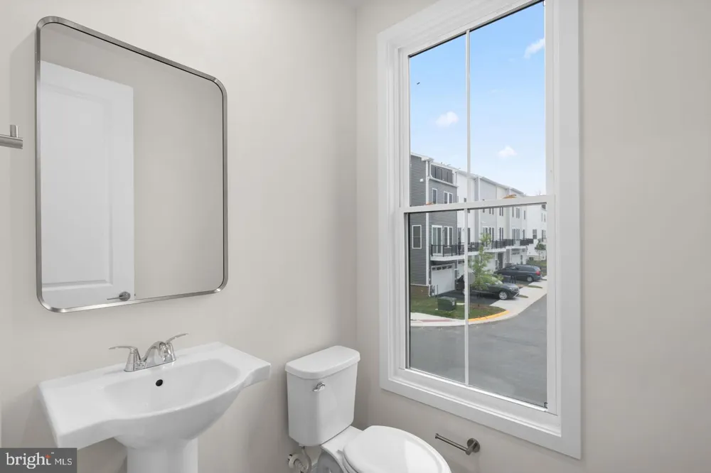42104 PICASSO SQUARE Ashburn, VA 20148