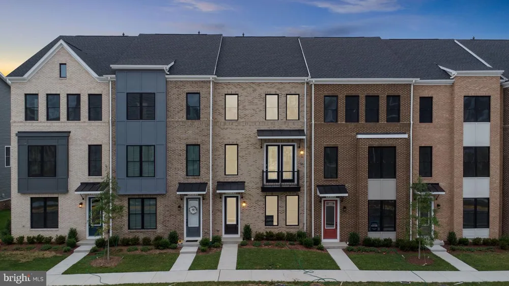 42104 PICASSO SQUARE Ashburn, VA 20148