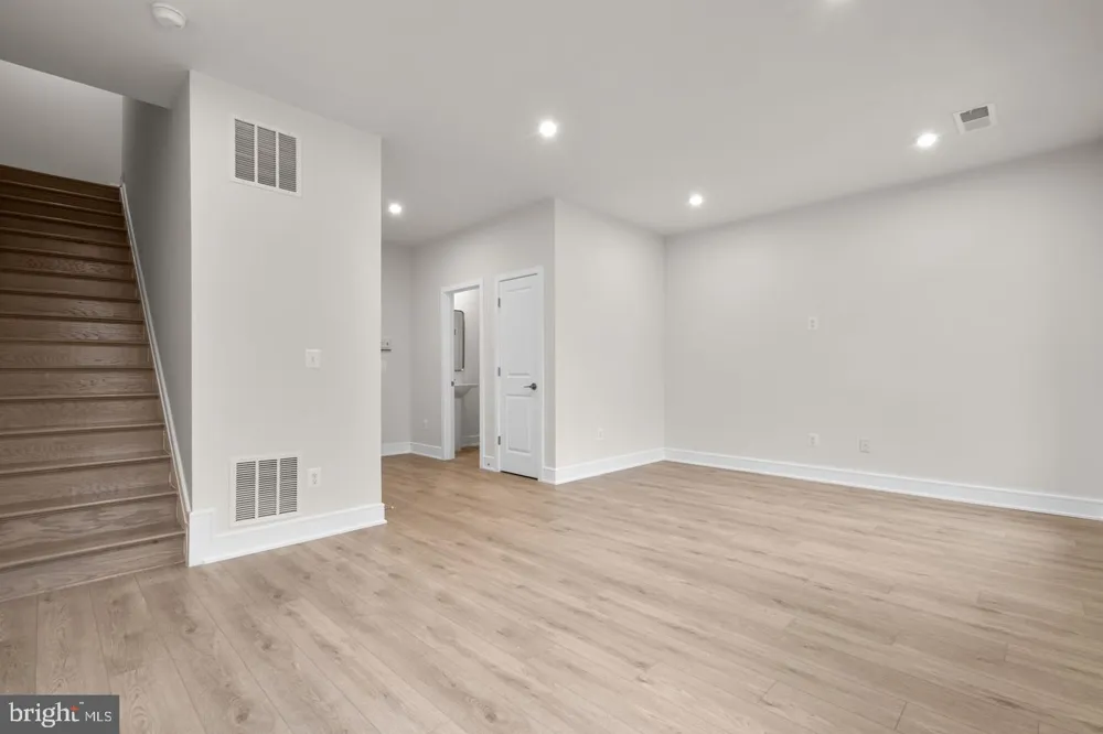 42104 PICASSO SQUARE Ashburn, VA 20148