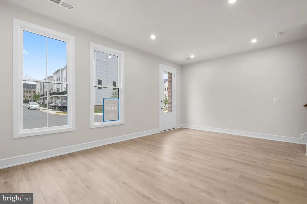 42104 PICASSO SQUARE Ashburn, VA 20148