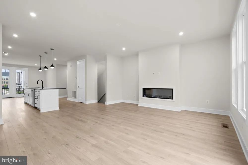 42104 PICASSO SQUARE Ashburn, VA 20148