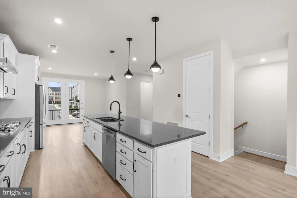 42104 PICASSO SQUARE Ashburn, VA 20148