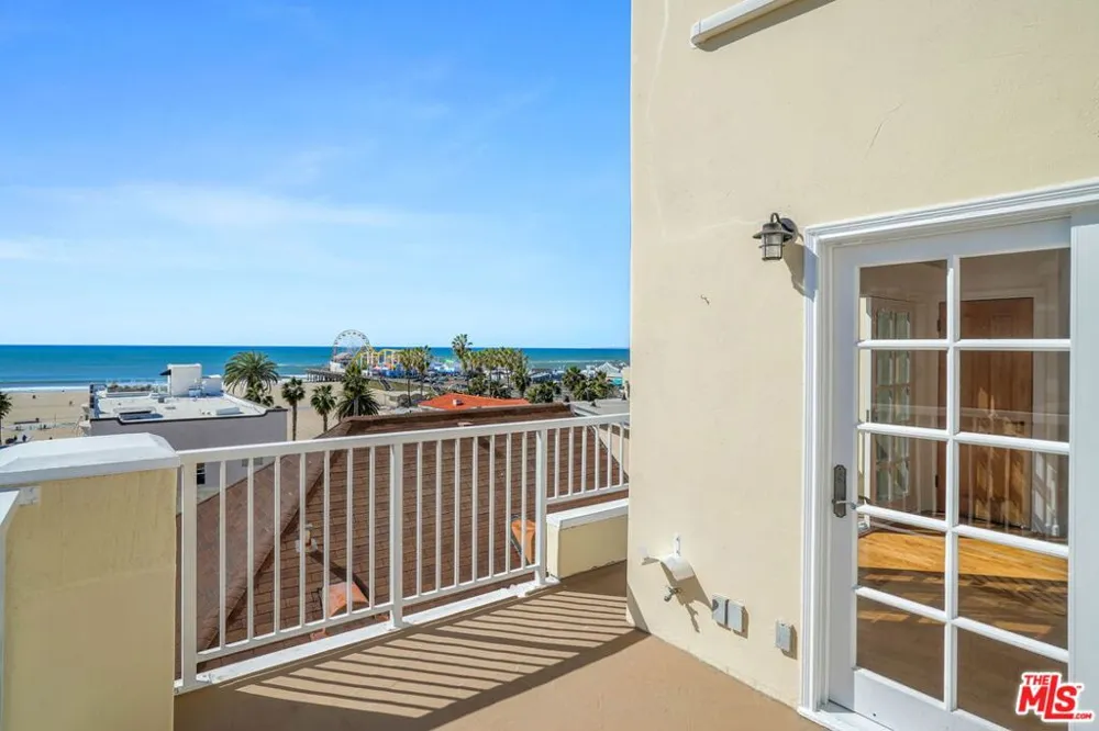 25 Arcadia Terrace #PH Santa Monica, CA 90401