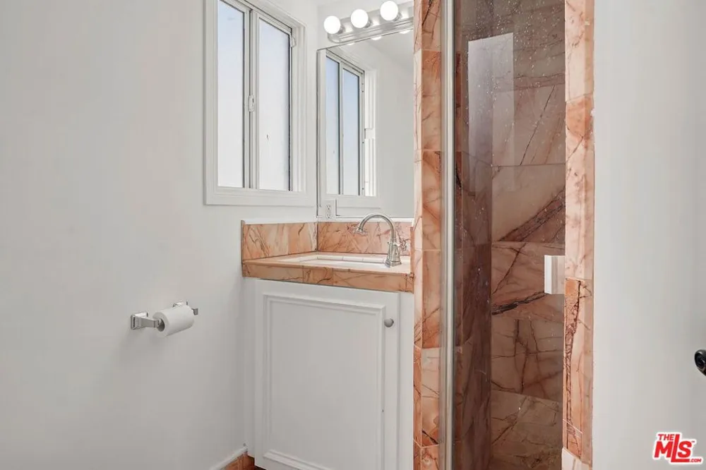 25 Arcadia Terrace #PH Santa Monica, CA 90401
