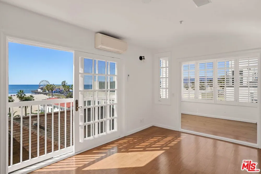 25 Arcadia Terrace #PH Santa Monica, CA 90401