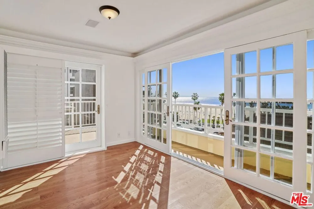 25 Arcadia Terrace #PH Santa Monica, CA 90401