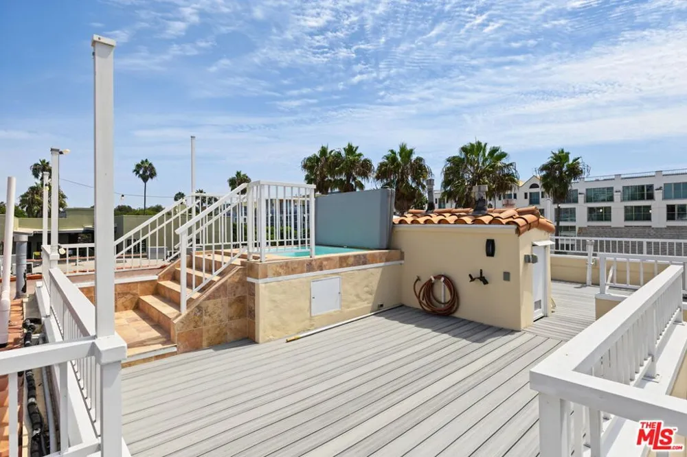 25 Arcadia Terrace #PH Santa Monica, CA 90401