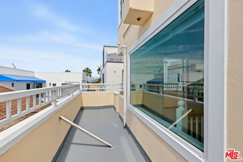 25 Arcadia Terrace #PH Santa Monica, CA 90401