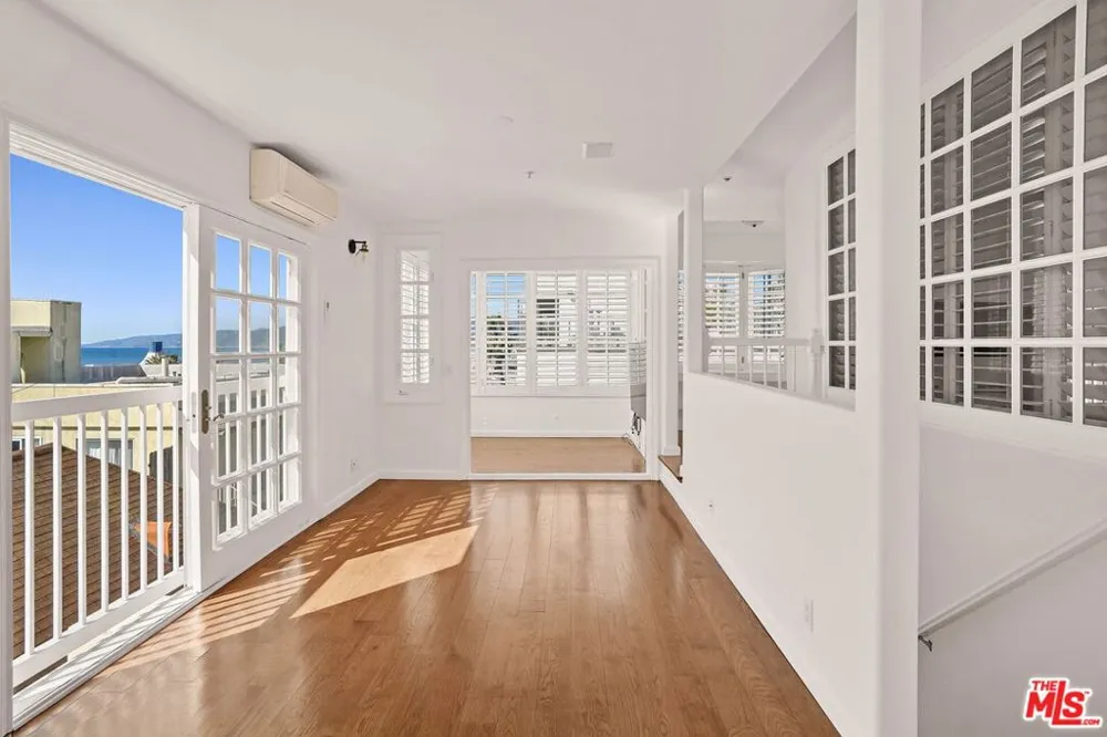 25 Arcadia Terrace #PH Santa Monica, CA 90401