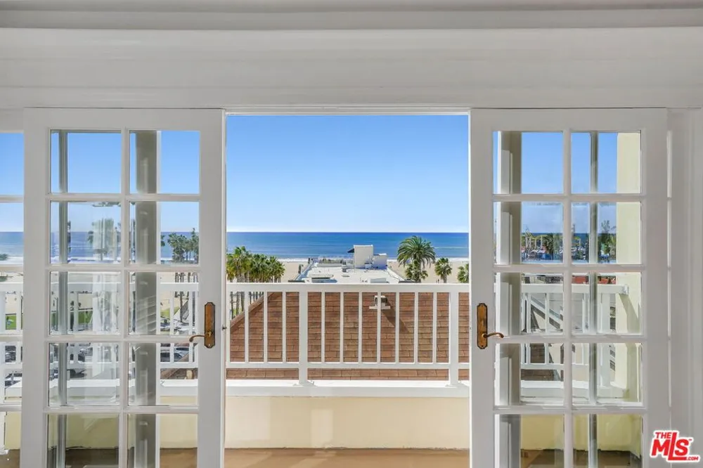 25 Arcadia Terrace #PH Santa Monica, CA 90401